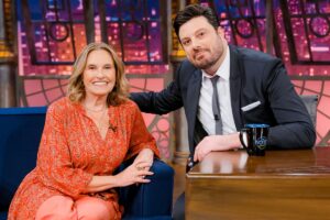 No The Noite, Aparecida Liberato relembra primeiras aparições na TV ao lado do irmão Gugu