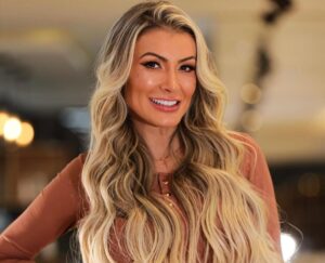 Andressa Urach gasta R$ 100 mil em mega hair com fios de ouro