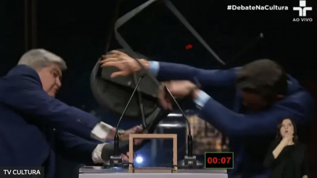 Record toma medidas drásticas para proteger debate