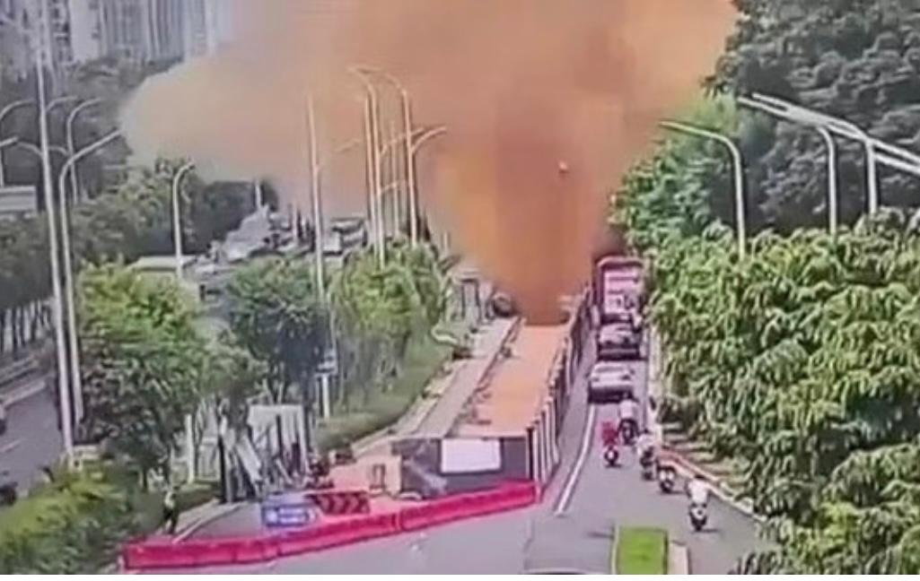 Explosão de cano lança fezes em carros e pessoas; Assista