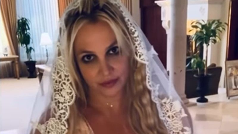 Britney Spears casa com ela mesma