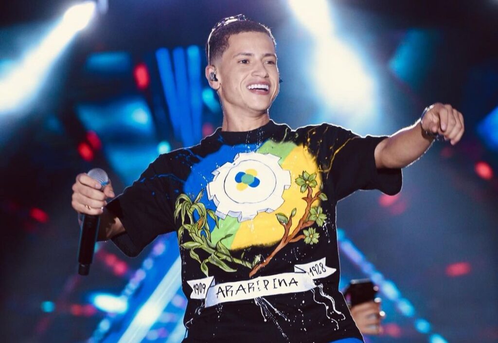 Cantor sertanejo viraliza após confessar desejo por ‘beijo grego’: ‘Satisfaz demais’