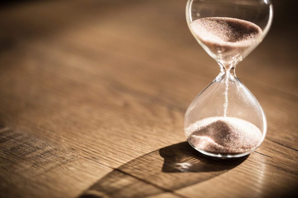 Cientistas explicam por que sentimos o tempo passar mais rápido à medida que envelhecemos