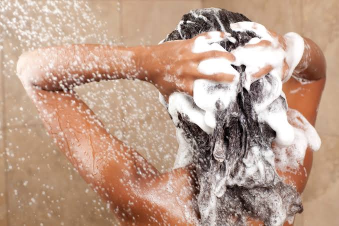 Lavar o cabelo todos os dias faz mal? Existe uma regra? Conheça os mitos e verdades