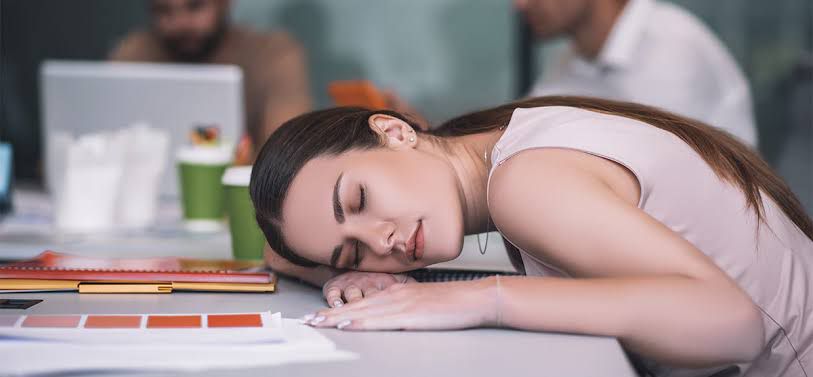 Por que sentimos sono depois de comer?