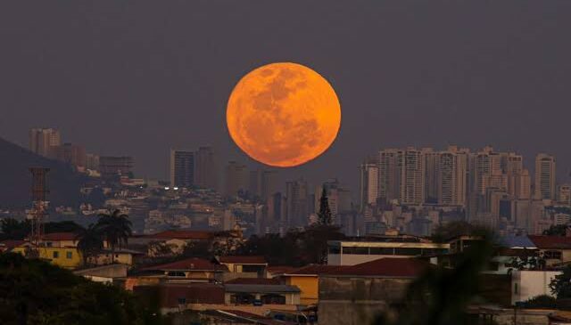 Saiba os melhores horários para ver a maior Superlua do ano