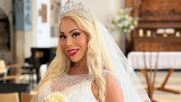 Após anunciar divórcio, influencer que casou consigo mesma morre ao cair do 5° andar