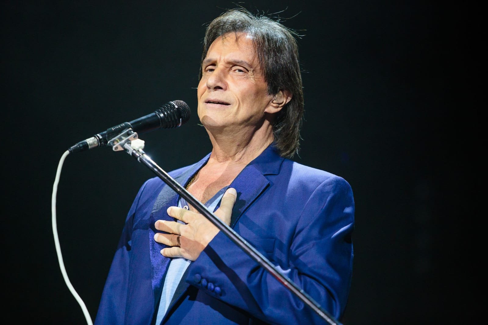 Roberto Carlos sofre processo de funcionária demitida com câncer de mama