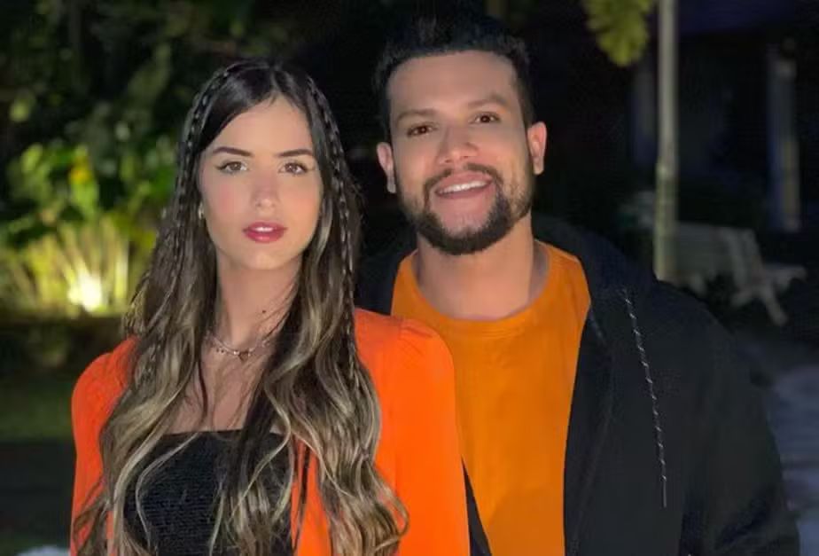 Ex-namorada de Israel Novaes expõe traição com a atual esposa do cantor