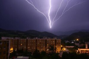 Tempestades em clima tropical emitem mais radiação que o previsto, aponta estudo