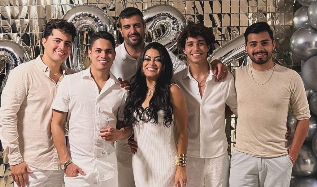 Cantora evangélica faz desabafo após três filhos se assumirem gays