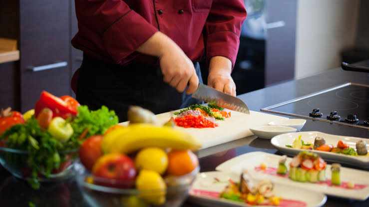 Pressa em preparar alimentos pode te causar infecções; saiba como evitar