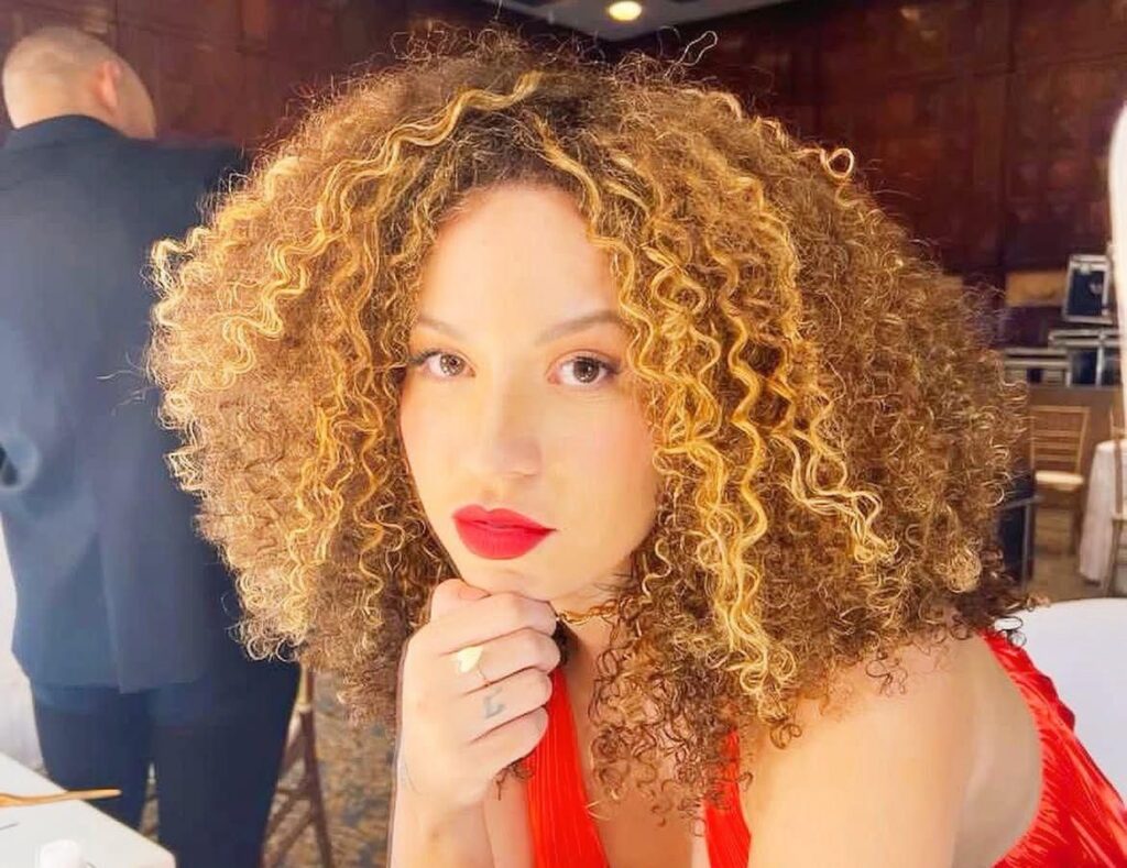 Ananda abre ocorrência contra Ana Paula Minerato em delegacia de crimes raciais