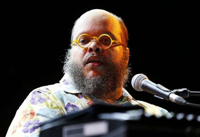 Ed Motta humilha funcionário durante show e é vaiado no Rio