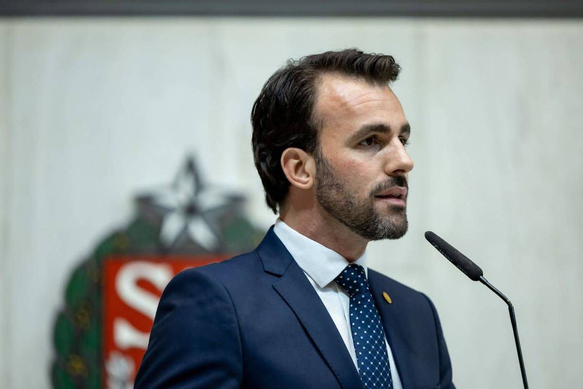 Cíntia Chagas não foi a única ex expulsa de casa sem roupa por Lucas Bove