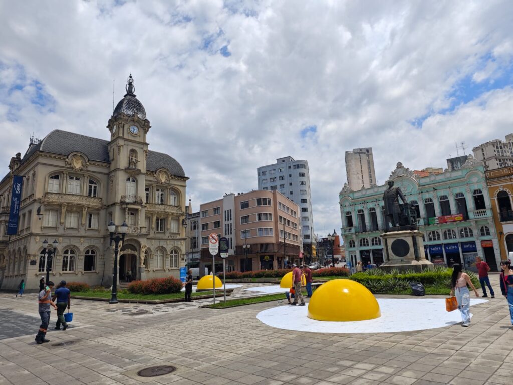 Ovos fritos gigantes em Curitiba; saiba o que está por trás das obras de arte vindas da Holanda