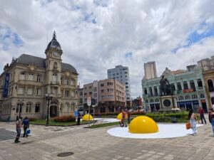 Ovos fritos gigantes em Curitiba; saiba o que está por trás das obras de arte vindas da Holanda