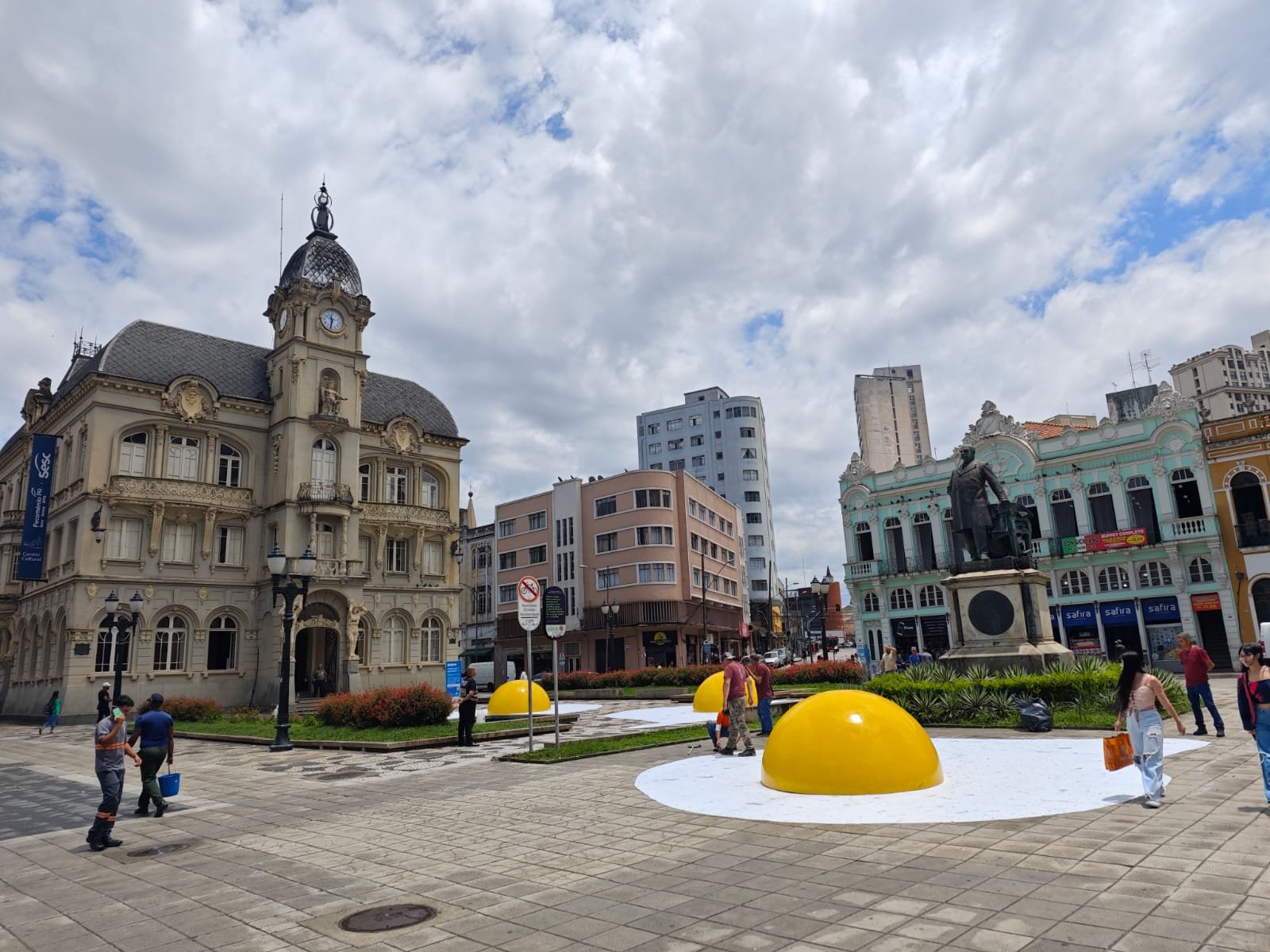 Ovos fritos gigantes em Curitiba; saiba o que está por trás das obras de arte vindas da Holanda