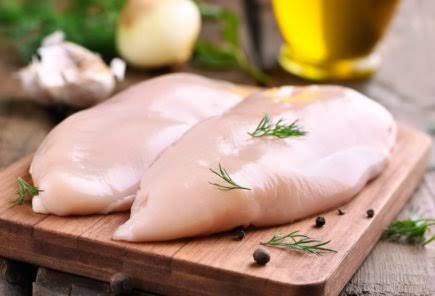 Por que você nunca deve comer frango malpassado