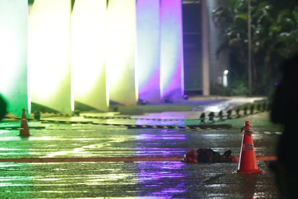 Praça dos Três Poderes em Brasília é isolada após explosões com morte
