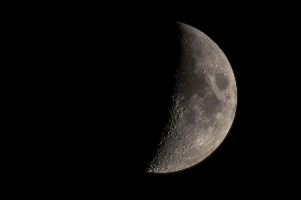 Rocha lunar revela vulcões ativos na Lua e choca cientistas