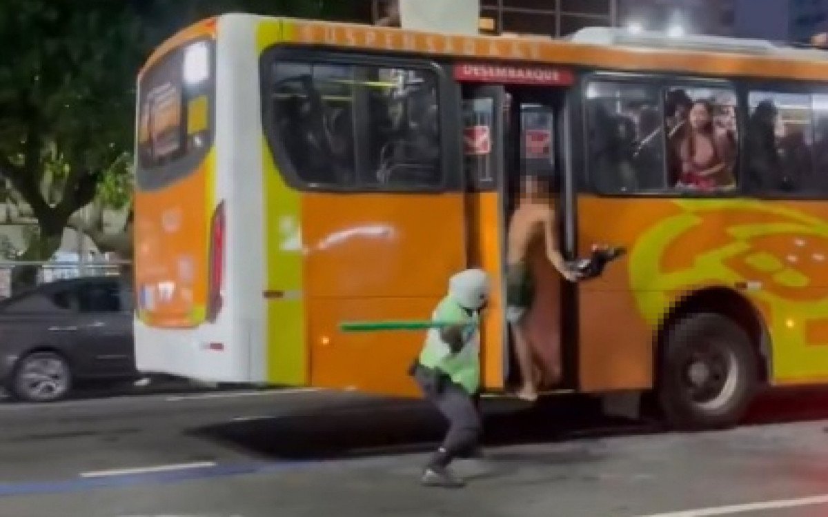 Vídeo mostra agente de segurança espancando rapaz em ônibus