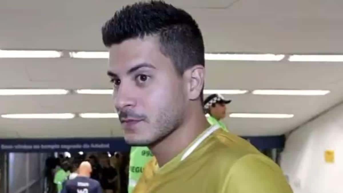 Arthur Aguiar se irrita e dá bronca em repórter do SBT