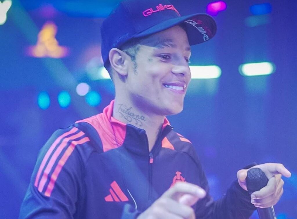 Cantor de funk é preso por tentar matar namorada de 16 anos
