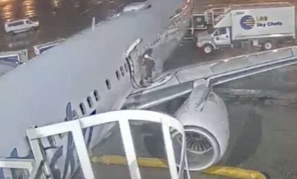 Mulher tenta fugir por asa de avião durante voo; assista