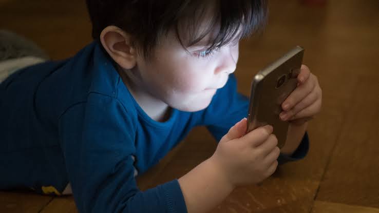 Novo estudo descobre grave impacto de celulares por crianças