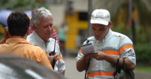 Novo projeto de lei multa quem mostra o dedo durante o trânsito