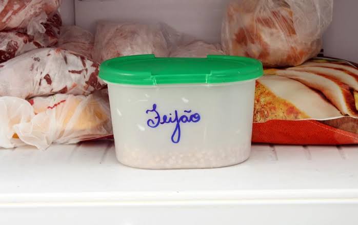 Saiba por que você não deve guardar alimentos em potes de sorvete