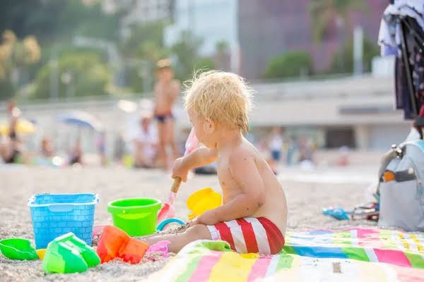 Saiba como proteger as crianças do calor no verão