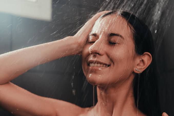 Quatro áreas do corpo que você provavelmente esquece de lavar no banho, segundo especialista