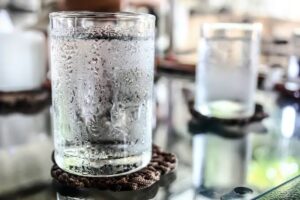 Beber água muito gelada pode te fazer perder calorias; entenda