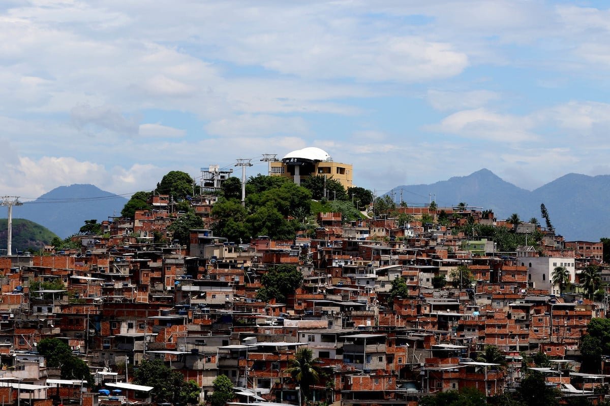 Equipe do SBT e Globo ficam presos em tiroteio no Complexo do Alemão