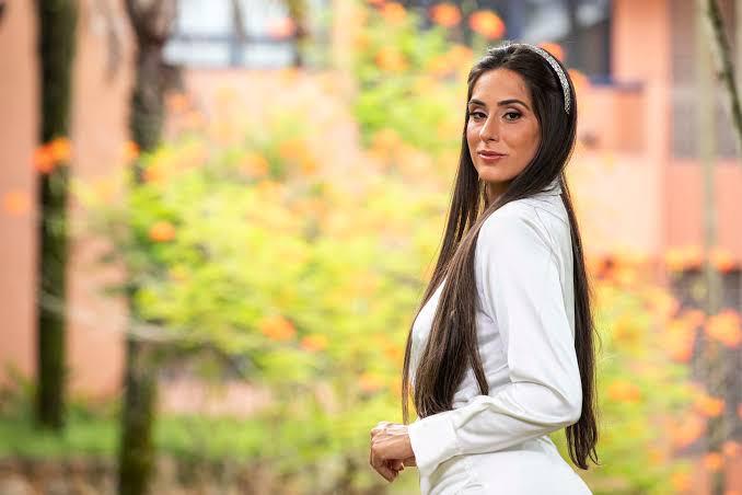 Ex-BBB Deniziane para na delegacia após expor pousada