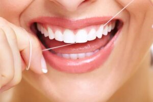 Nova pesquisa afirma que uso de fio dental pode reduzir risco de AVC