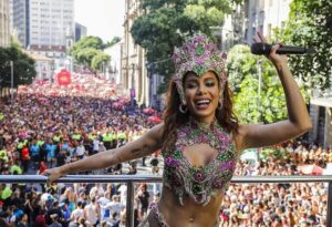 Após ‘banheirão’, fãs de Anitta marcam ‘surubão’ para próximo show