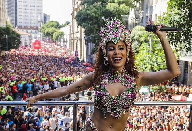 Após ‘banheirão’, fãs de Anitta marcam ‘surubão’ para próximo show