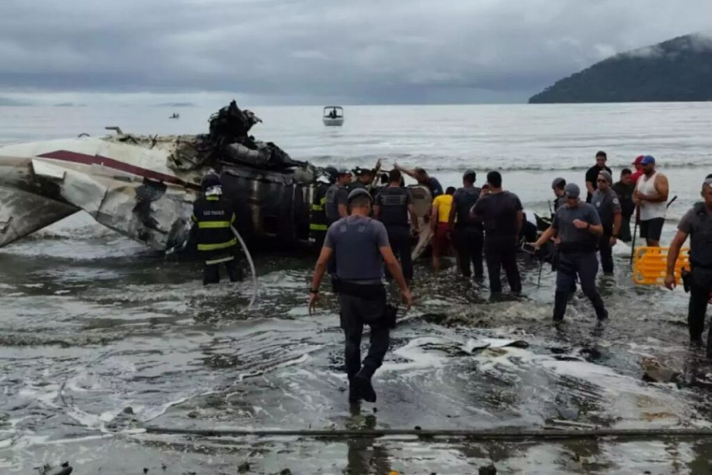 VÍDEO: Crianças são resgatadas após queda de avião em Ubatuba, SP