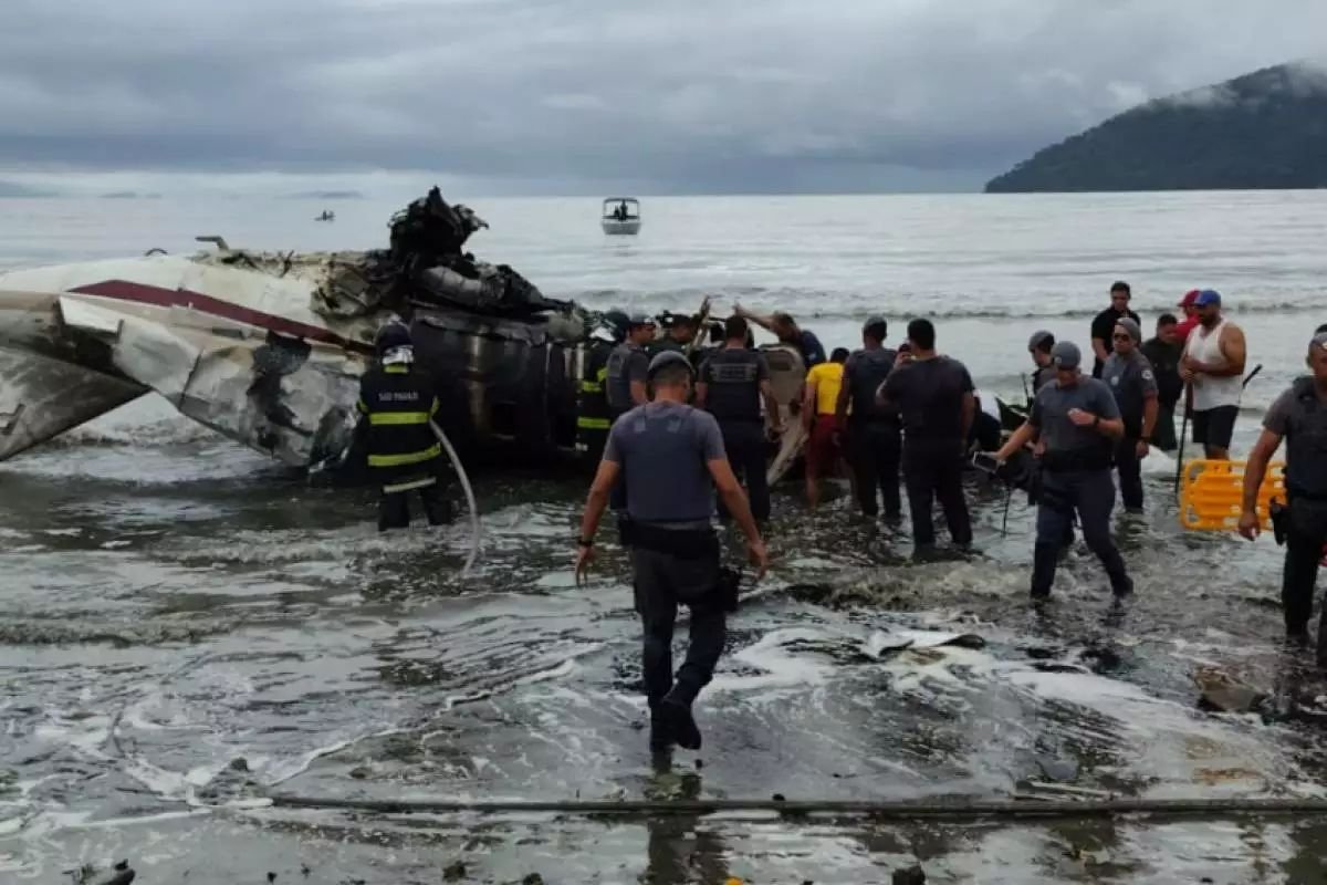 VÍDEO: Crianças são resgatadas após queda de avião em Ubatuba, SP