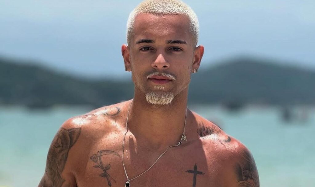 Alertado por seguidores, influenciador remove tatuagem por medo de facção antes de viagem