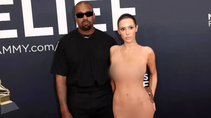 Após polêmica, Kanye West decide vender roupa usada por esposa em Grammy