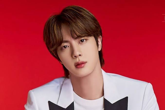 Fã do BTS de 50 anos é investigada após beijar Jin à força