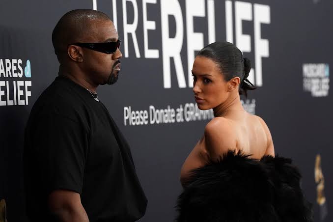 Kanye West e Bianca Censori dão entrada em divórcio após polêmica no Grammy