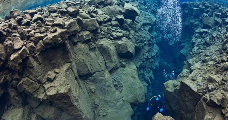 Terra está se abrindo no fundo do Oceano Pacífico e preocupa cientistas