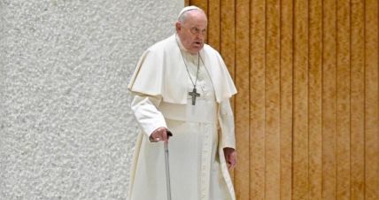 Papa Francisco tem crise respiratória e estado de saúde piora, diz Vaticano