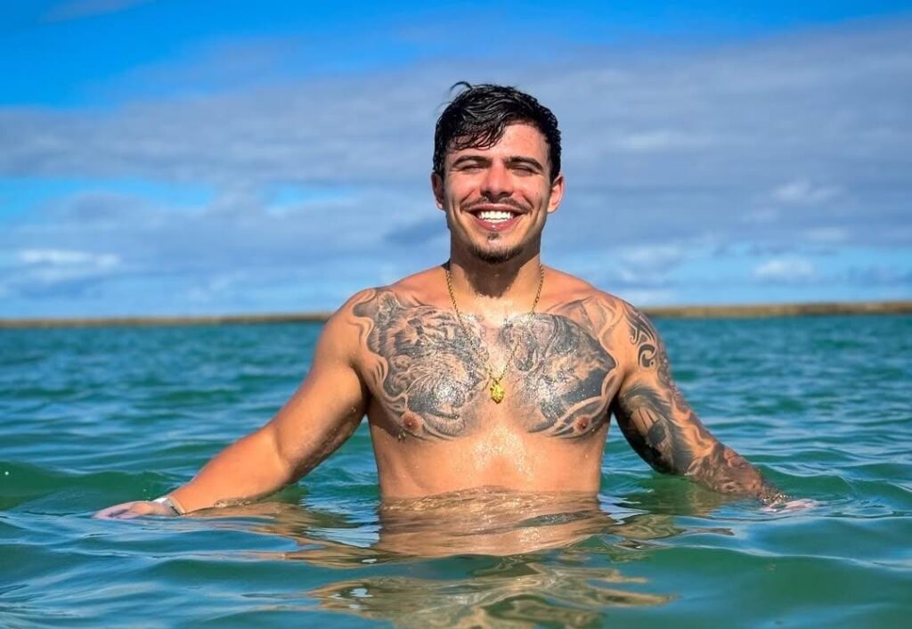 Após abandonar conteúdo adulto, Thomaz Costa cobra por postagem no Instagram
