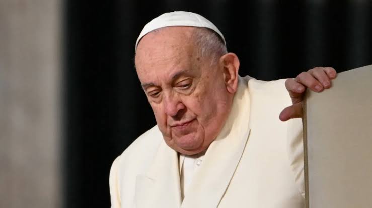 Médicos consideram interromper tratamento e deixar Papa Francisco morrer